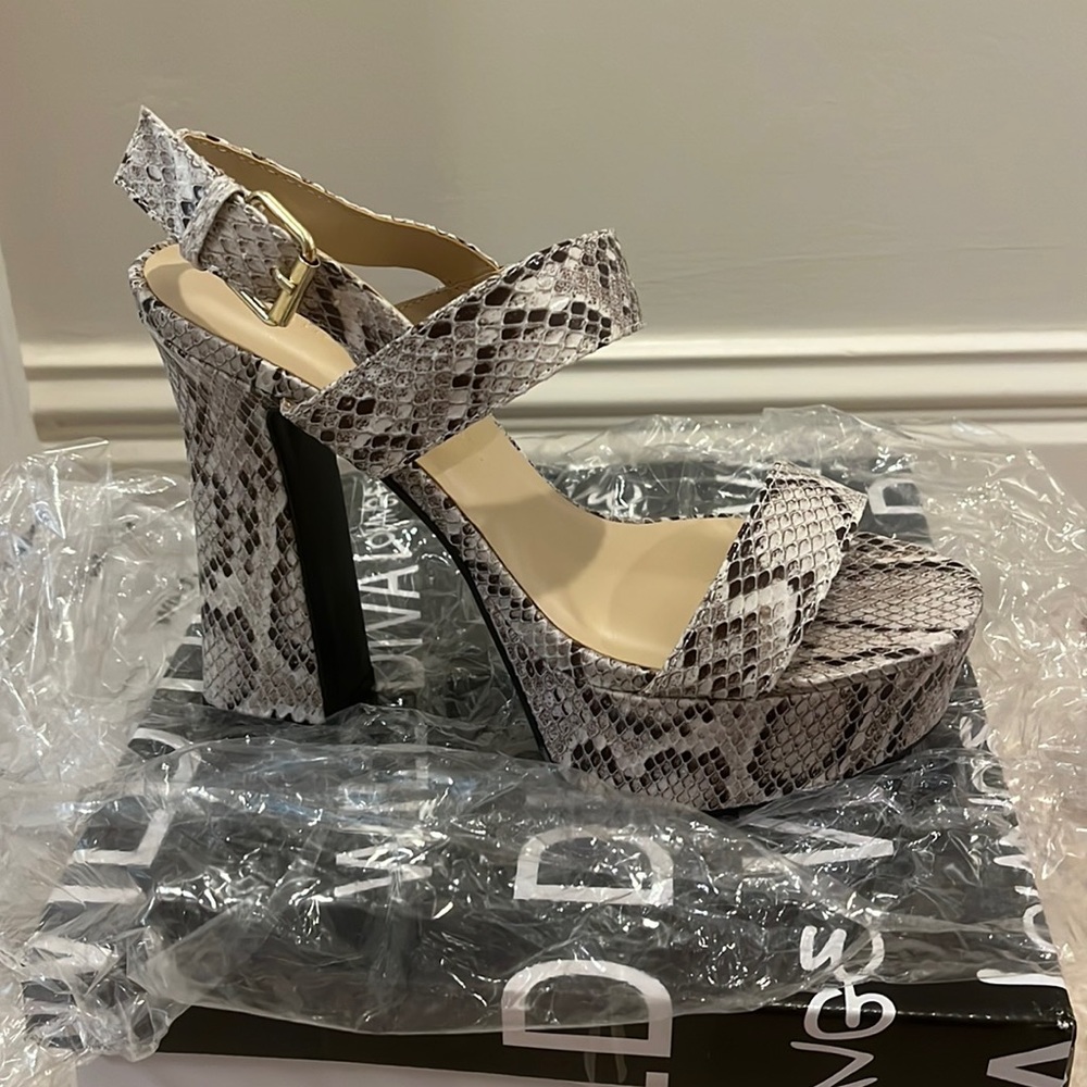 Snakeskin heels size 7 New in box!